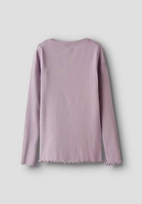 Langärmliges, lavendelfarbenes Rippenstrickoberteil mit Salatabschlüssen an den Ärmeln und am Saum, von hinten auf einem hellgrauen Hintergrund gezeigt.