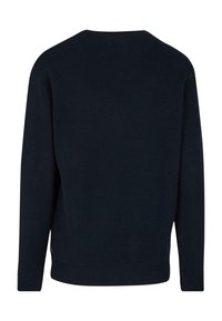 Maglione in cotone blu navy con scollatura a girocollo, polsini e orlo a costine. Texture liscia, design minimalista e senza motivi o accenti visibili.