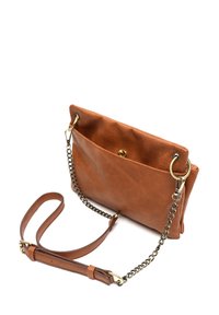 Sac à main en cuir marron avec une finition texturée, une chaîne et une bandoulière en cuir, un fermoir sur le devant et une poche séparée. Design compact et rectangulaire.