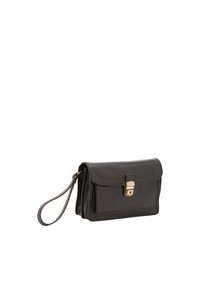 Clutch in pelle nera con pattina pieghevole, forma rettangolare, chiusura in metallo dorato e dettaglio con manico da polso. Finitura testurizzata.