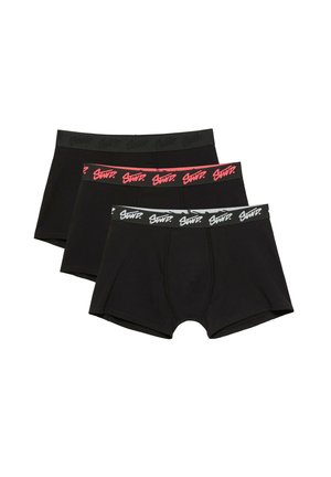 Trzy pary czarnych bokserek ułożonych w stos, każda z innym kolorowym logo na gumce w czarnym, czerwonym i szarym kolorze.