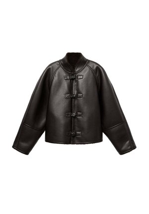 Giacca di pelle marrone scuro con chiusure a toggle, maniche ampie e colletto e interno foderati in pile.