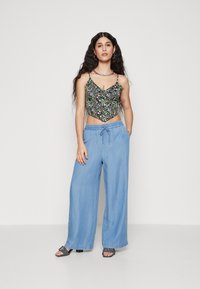 Vero Moda Petite VMBREE LONG LOOSE PANTS  - Auduma bikses - medium blue
