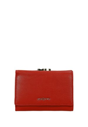 Portefeuille en cuir rouge avec fermeture à rabat et boucle en métal argenté, avec un petit logo de marque argenté au centre avant.