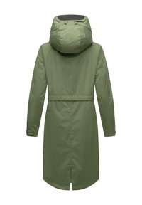 Zielony wodoodporny płaszcz z kapturem, zamkiem błyskawicznym i regulowanym paskiem w talii. Posiada tylny otwór wentylacyjny i naszywkę z logo przy dole. Gładka tekstura.