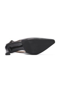 Scarpa nera con tacco alto, a punta e con un piccolo tacco a blocco. Parte superiore in pelle liscia, scollatura arrotondata e dettagli con fibbia laterale.