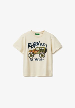 Beżowy dziecięcy T-shirt z grafiką pojazdu terenowego i napisem "Gotowy na nowe wyzwanie."