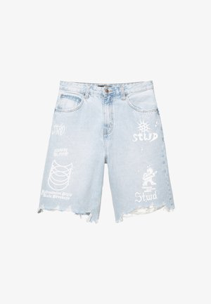 Jasnoniebieskie szorty dżinsowe z frędzlami, ozdobione białymi nadrukami graficznymi, w tym tekstem i wzorami, na przodzie i z tyłu.