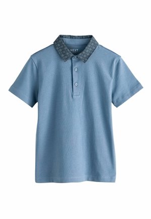 Hellblaues Polohemd mit kurzen Ärmeln, kontrastierendem gemustertem Kragen, drei Knöpfen und glatter Stofftextur.