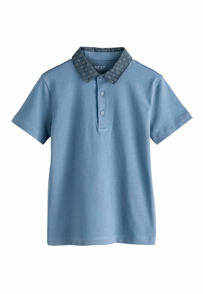 Hellblaues Polohemd mit kurzen Ärmeln, kontrastierendem gemustertem Kragen, drei Knöpfen und glatter Stofftextur.