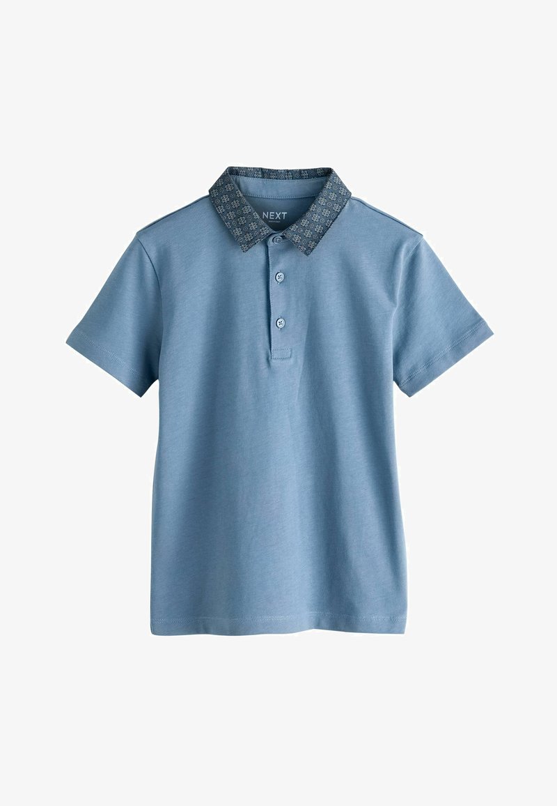 Hellblaues Polohemd mit kurzen Ärmeln, kontrastierendem gemustertem Kragen, drei Knöpfen und glatter Stofftextur.