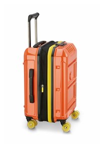 Maleta rígida naranja con cremallera negra y amarilla, mango telescópico, asa lateral y cuatro ruedas giratorias amarillas.
