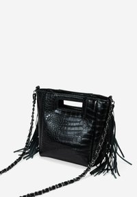 Bolso de cuero sintético con estampado de cocodrilo en color negro, de forma rectangular, con asa corta, correa de cadena para el hombro y flecos en los laterales, presentando una superficie texturizada.