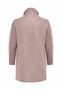 Manteau en laine rose clair avec un col haut, des manches longues et une finition texturée. Présente une coupe ample, légèrement surdimensionnée.