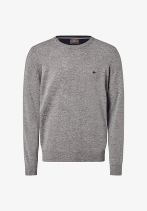 Pull en maille gris avec un col rond, des manches longues et des poignets côtelés. Présente un petit logo sur la poitrine. Texture douce, design décontracté.