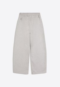Lichtgrijze broek met wijde pijpen, elastische tailleband en twee achterpaszakken, plat gelegd op een witte achtergrond.