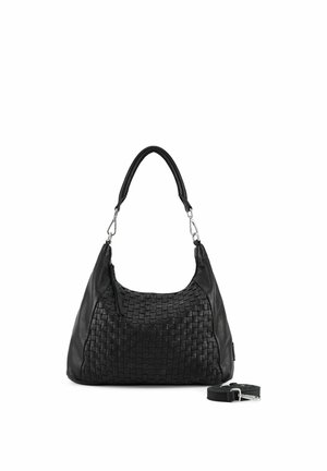 Schwarze Lederhandtasche mit geflochtenem Vorderteil, einem befestigten Schulterriemen und einem abnehmbaren Riemen daneben auf weißem Hintergrund.