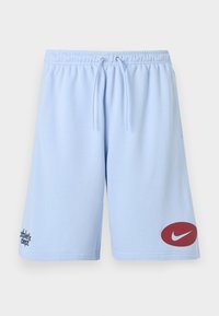 Αθλητικό σορτς ανοιχτό μπλε με ελαστική μέση και κορδόνι, με κόκκινο λογότυπο Nike στο δεξί πόδι και το κείμενο "athletic dept." στο αριστερό.