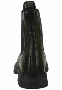 Stivale alla caviglia in pelle nera con pannelli elastici laterali, parte posteriore testurizzata e suola in gomma. Dettaglio del logo impresso sul tallone.
