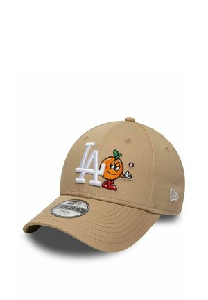 Cappellino da baseball color sabbia con logo bianco "LA" e personaggio arancione dei cartoni animati ricamato che tiene un piccolo oggetto rotondo sul davanti.