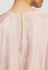 s.Oliver BLACK LABEL MIT VOLANTÄRMEL - Blouse - perlmuttrosa