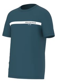 Teal bomulds tshirt med korte ærmer, rund hals og hvide vandrette striber. Har teksten "DENIM TOM TAILOR EST. 2007" trykt på striben.