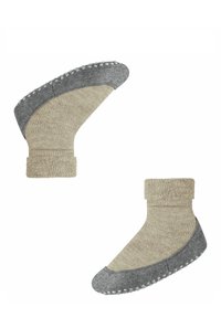 Calzini grigi e beige con una parte superiore morbida e testurizzata, tacco e punta grigi a contrasto e punti bianchi antiscivolo lungo la suola. Design corto alla caviglia.