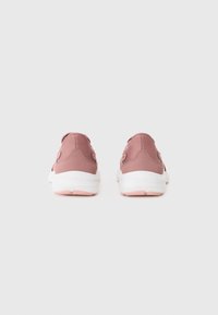 Baskets en maille rose avec semelles blanches. Présentent une surface lisse et texturée ainsi qu'un talon rembourré pour le confort. Design minimaliste, sans motifs visibles.
