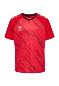 Czerwona sportowa koszulka z okrągłym dekoltem, krótkimi rękawami i ukośnym wzorem pasków w różnych odcieniach czerwieni. Na piersi znajduje się logo.