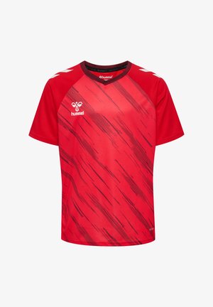 Röd atletisk t-shirt med rund hals, korta ärmar och diagonalt randigt mönster i varierande nyanser av rött. Har en logga på bröstet.