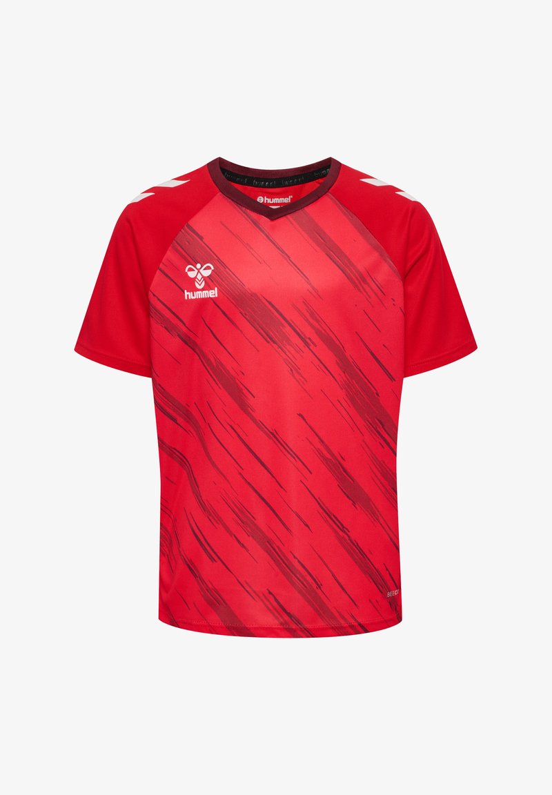 Czerwona sportowa koszulka z okrągłym dekoltem, krótkimi rękawami i ukośnym wzorem pasków w różnych odcieniach czerwieni. Na piersi znajduje się logo.