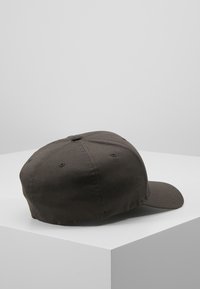Cappellino da baseball grigio scuro con visiera curva e texture in tessuto. Presenta sei occhielli ricamati e una parte posteriore strutturata.