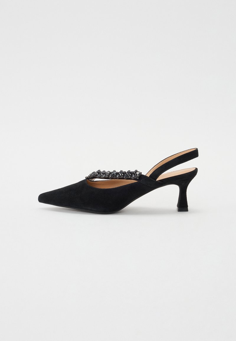 Svart semsket slingback-sko med spiss tå, pyntet med en stropp av perler over forsiden, og en mid-høy blokkhel.
