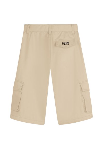 Shorts cargo beige jusqu'au genou avec poches latérales et rabat de poche arrière arborant le logo "Kenzo Paris" en noir.