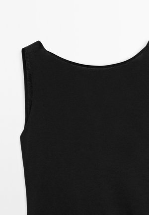 Schwarzes ärmelloses Oberteil mit rundem Ausschnitt, das die Stoffstruktur vor einem weißen Hintergrund zeigt. Minimalistisches und klassisches Design.