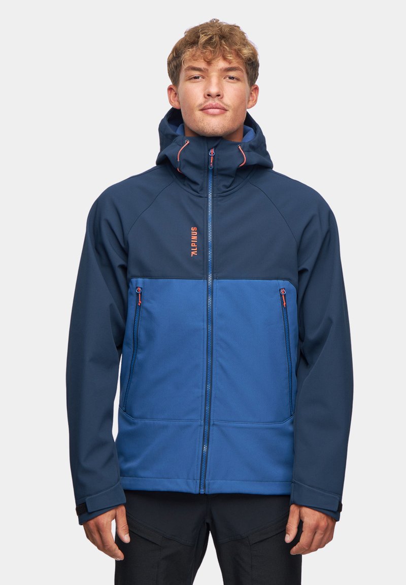 Niebieska kurtka softshell z kapturem, z zapinanymi na zamek kieszeniami oraz kontrastującą górną częścią panelu na piersi. Teksturowany materiał z trwałymi detalami szwów.