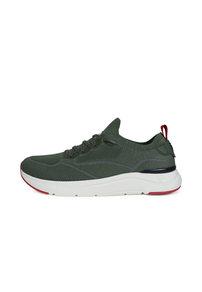 Grüner Strick-Sportschuh mit grauen Akzenten, Schnürverschluss, weißer Mittelsohle und roten Außensohlenakzenten. Leicht und atmungsaktiv.