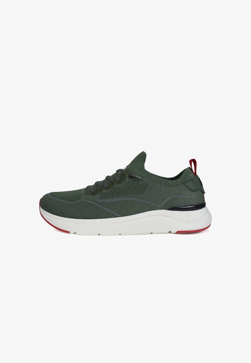 Chaussure de sport en tricot vert avec des accents gris, fermeture à lacets, semelle intermédiaire blanche et détail de semelle extérieure rouge. Conception légère et respirante.
