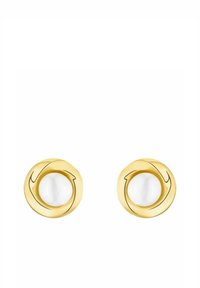 Pendientes en tono dorado con diseño circular, que presentan centros de perlas blancas y sutiles acentos grabados. Textura suave, acabado pulido.