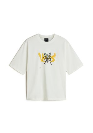 Witte katoenen t-shirt met korte mouwen, met een kleurrijk grafisch ontwerp van een insect en abstracte gele elementen aan de voorkant.