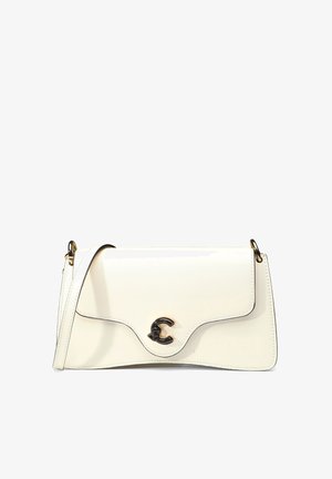 Sac à main en cuir blanc au design incurvé, doté d'un fermoir à rabat, d'accents en métal doré et d'un logo proéminent sur le devant.