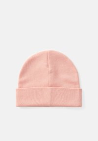 Roze gebreide beanie met een ronde bovenkant en een omgeslagen rand. Gemaakt van zacht materiaal, met een gladde textuur zonder patronen of versieringen.