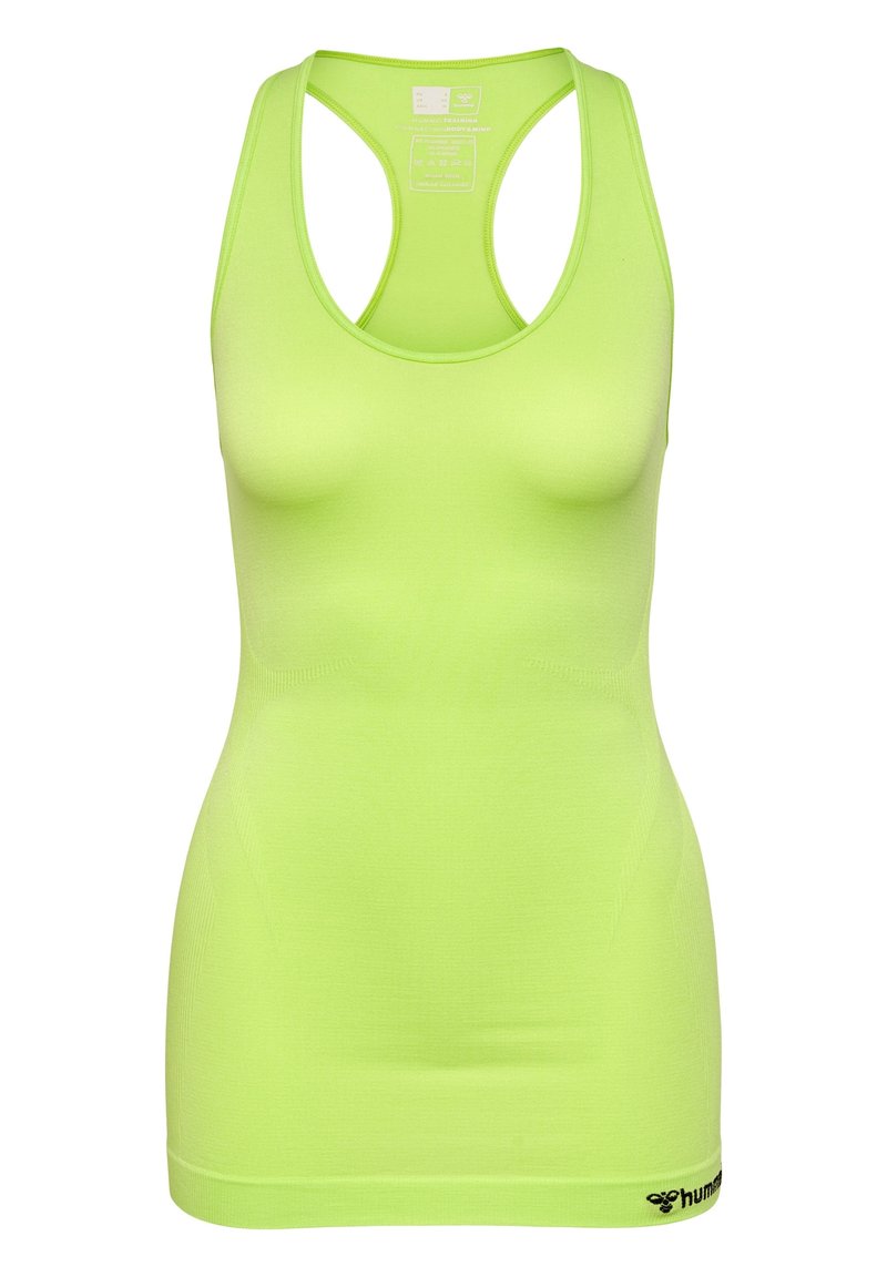 Top sportivo verde neon con design aderente, taglio racerback, texture liscia e un accento del logo nero in basso a sinistra.
