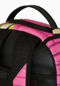 Zaino con parte superiore a motivo rosa e corpo testurizzato nero, dotato di spallacci neri e un accento in hardware dorato.