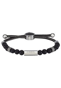 Bracciale di perle nere con chiusura in argento, accenti in argento texturizzato e una placca rettangolare in argento con la scritta "DIESEL" incisa.