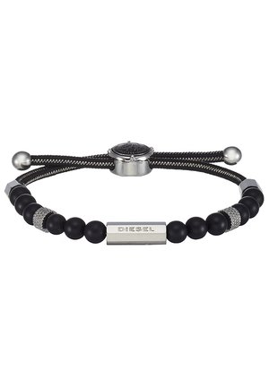 Czarna bransoletka z koralików z srebrnym zapięciem, teksturowanymi srebrnymi akcentami oraz prostokątną srebrną płytką z wygrawerowanym napisem "DIESEL".