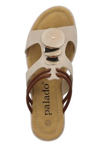 Sandali beige con tre cinturini marroni, un accento metallico circolare e una soletta comoda. Superficie liscia con un motivo testurizzato sul metallo.