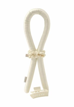 Zachte, crèmekleurige stoffen haarkrulstok met elastische scrunchie en bijpassende plastic haarclip op een witte achtergrond.