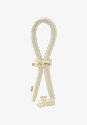 Zachte, crèmekleurige stoffen haarkrulstok met elastische scrunchie en bijpassende plastic haarclip op een witte achtergrond.