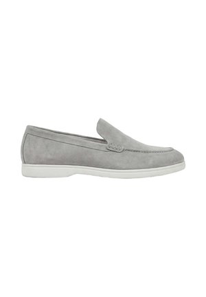 Lichtgrijze suède loafer met witte zool, slip-on ontwerp en minimale stiksel-details, zijaanzicht.